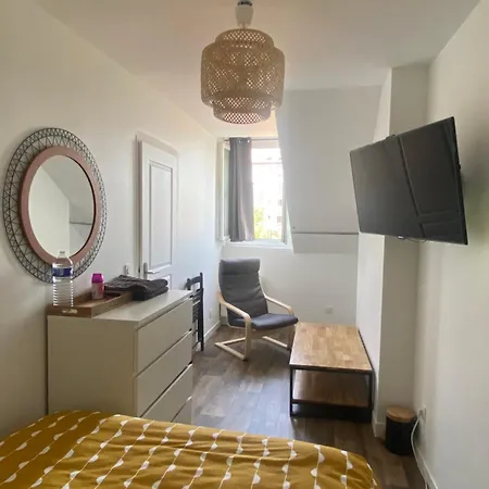 Quarto em Acomodações Particulares Lumineuses à 20 Minutes De Paris Centre Et Proches Des Sites Olympiques